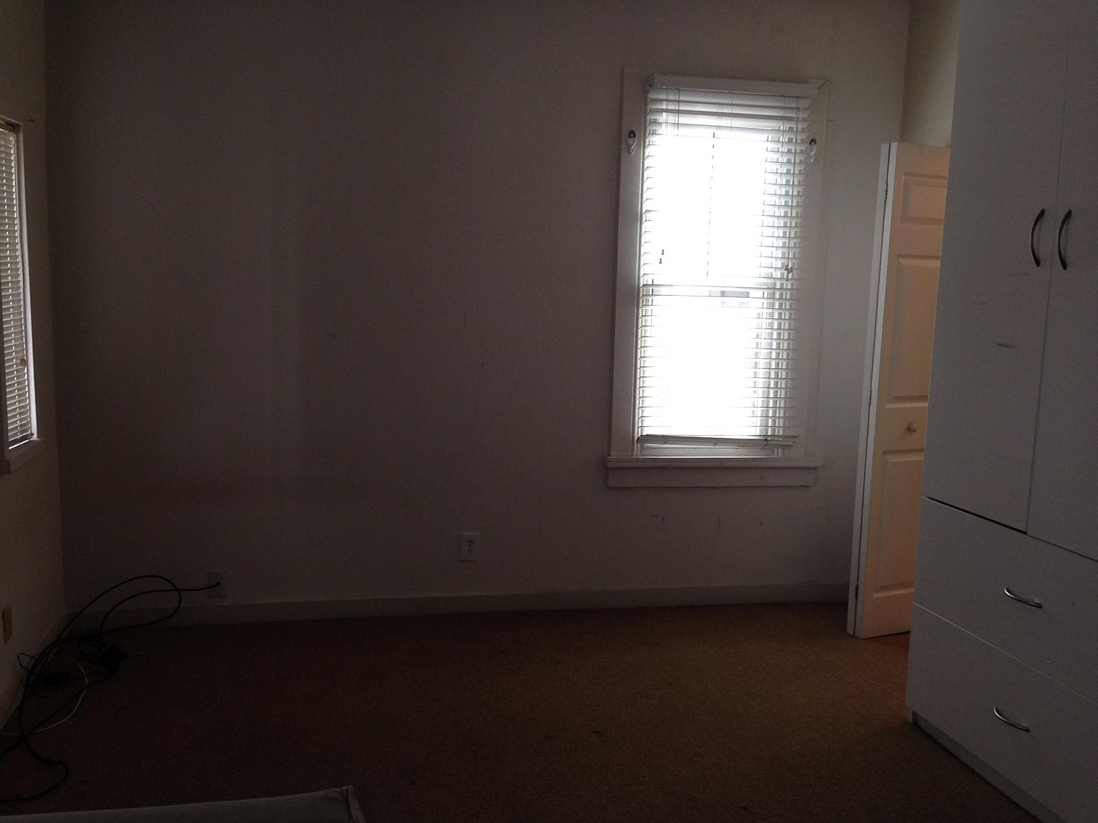 419 S 6th St Room 5 photo 4