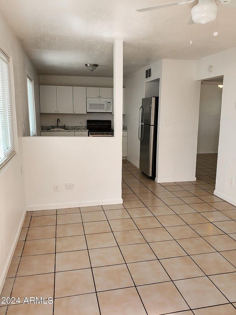 3225 W Melvin St photo 2