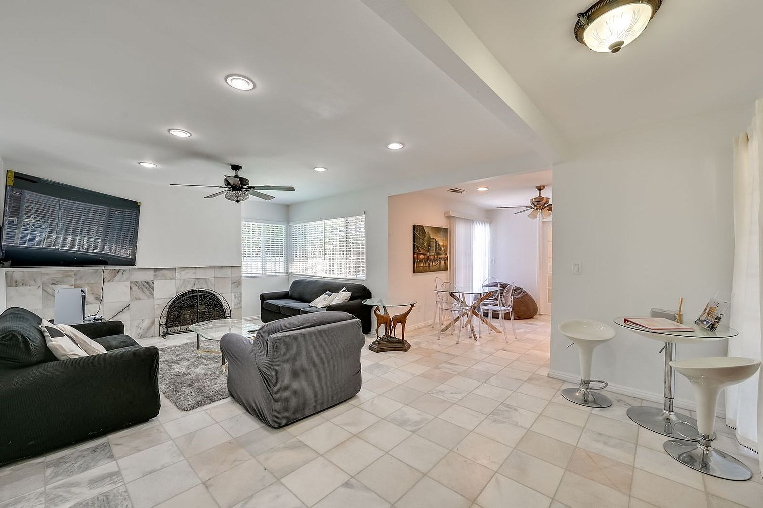 719 Mahogany Dr photo 3