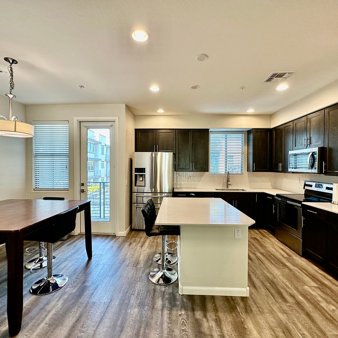 2090 S Dorsey Ln photo 3