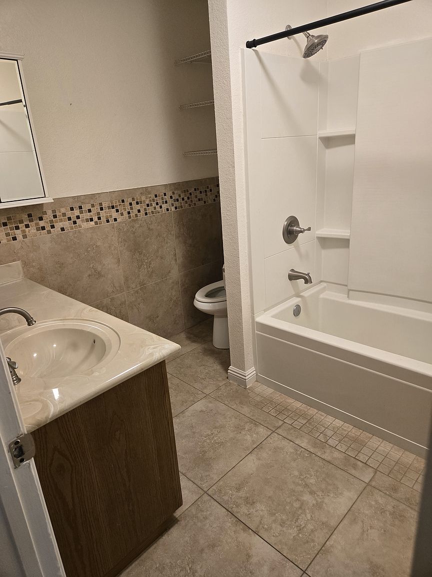 843 N Heritage photo 4