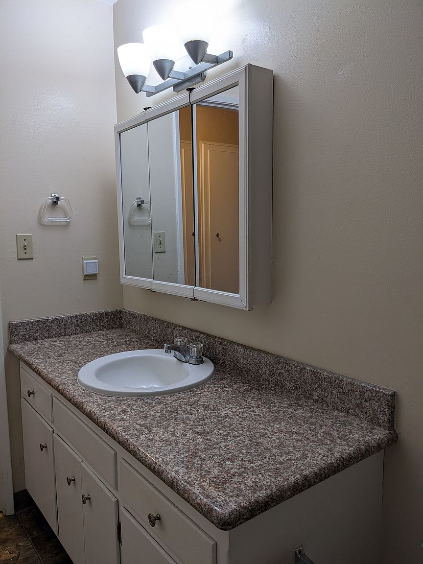 3BR/1BA Apartment on Macarthur Blvd · Oakland photo 3