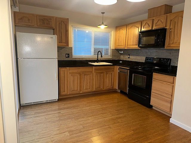 1515 Gladstone Way photo 2