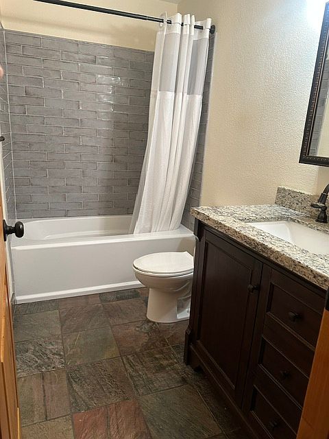 1515 Gladstone Way photo 4