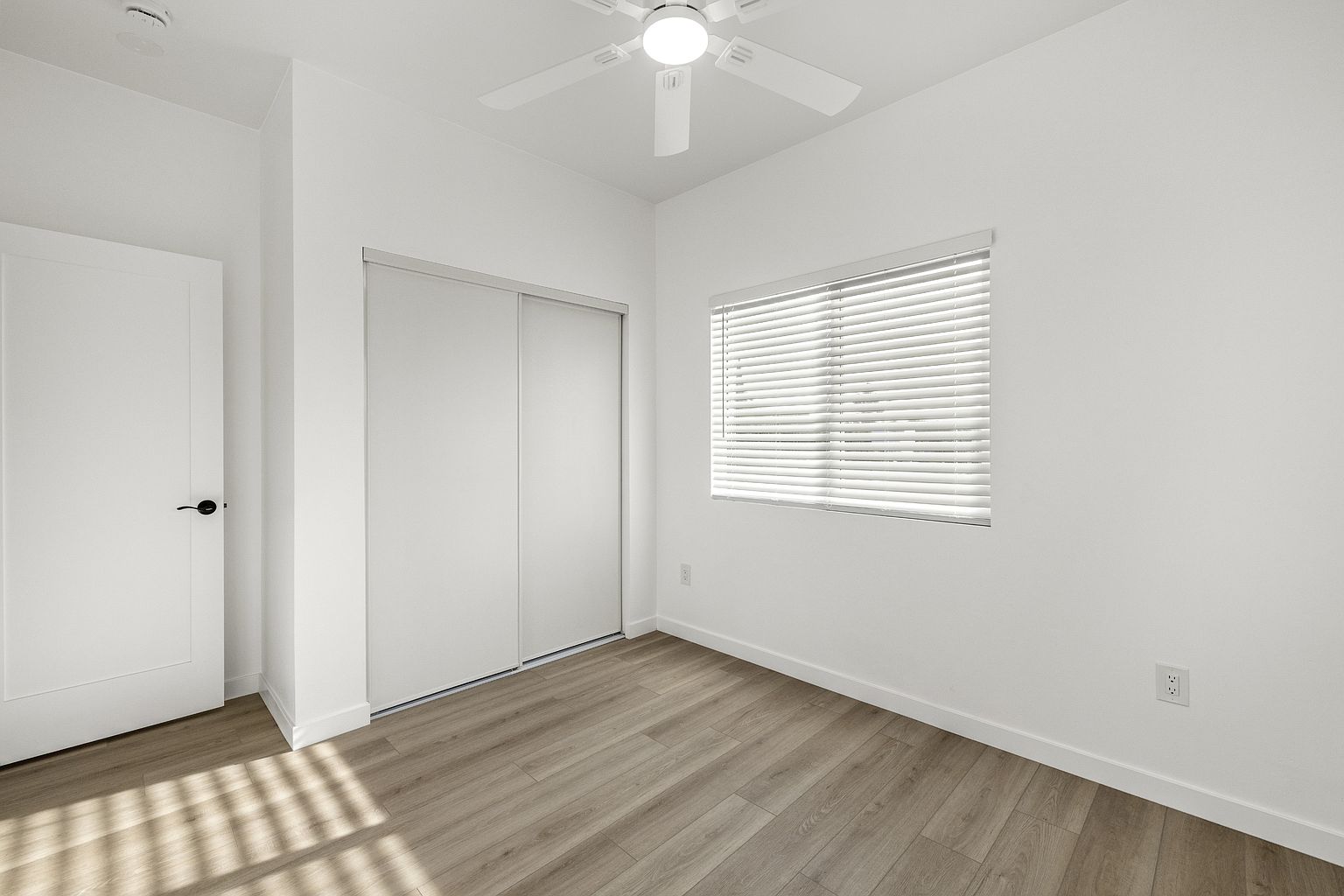 5006 La Dorna St photo 2