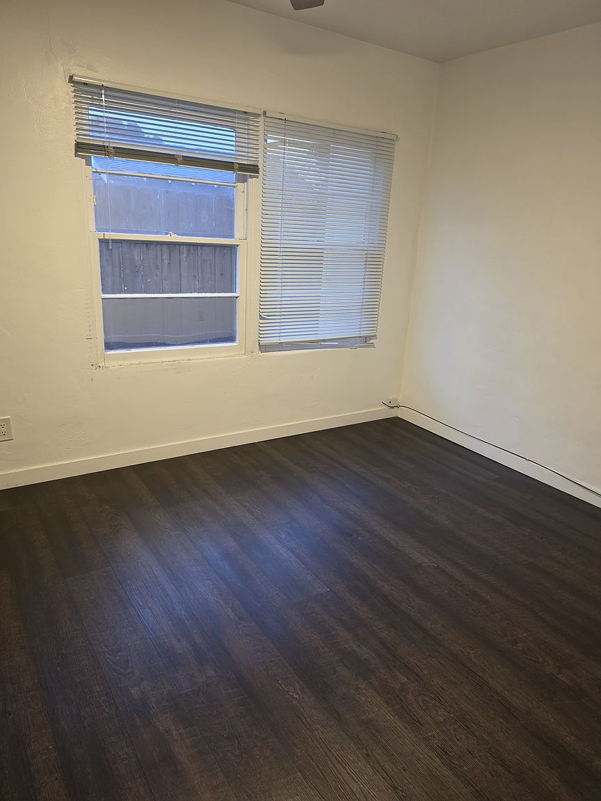 220 Glover Ave photo 4