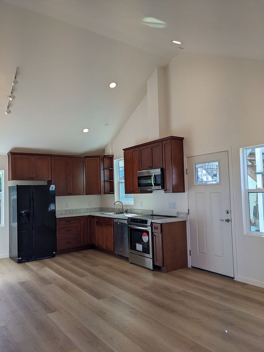 442 Harlan St photo 3