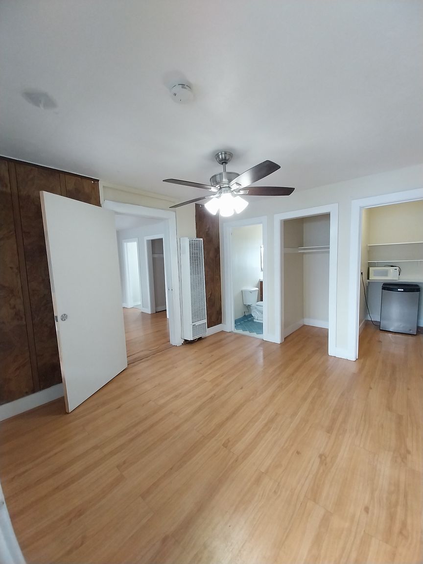902 3rd St photo 3