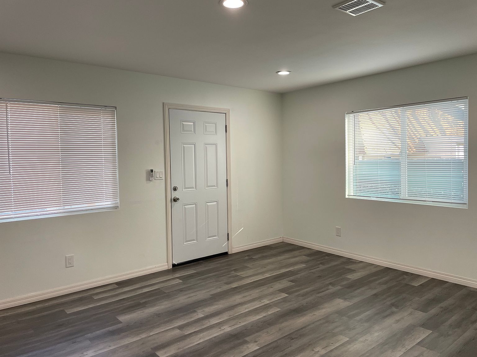 1214 Helix St photo 4