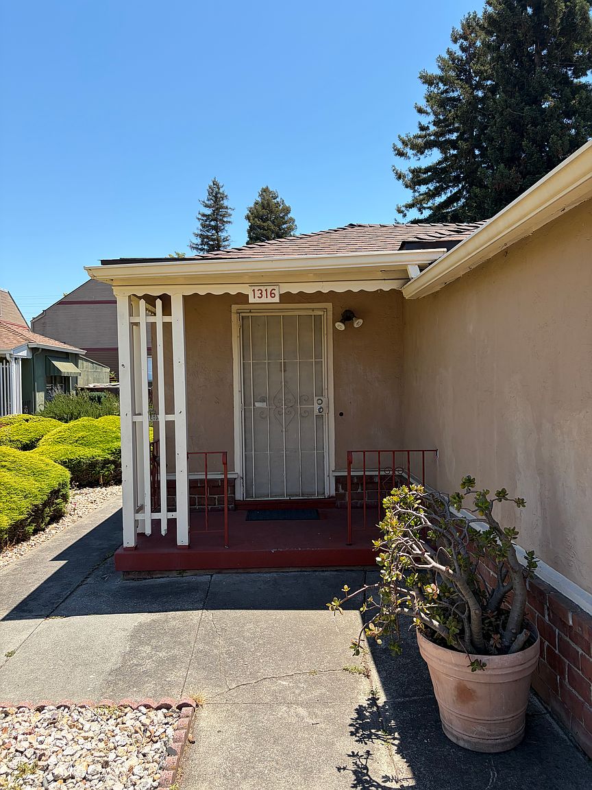 2BR/1BA Duplex on 135th Ave · San Leandro photo 3