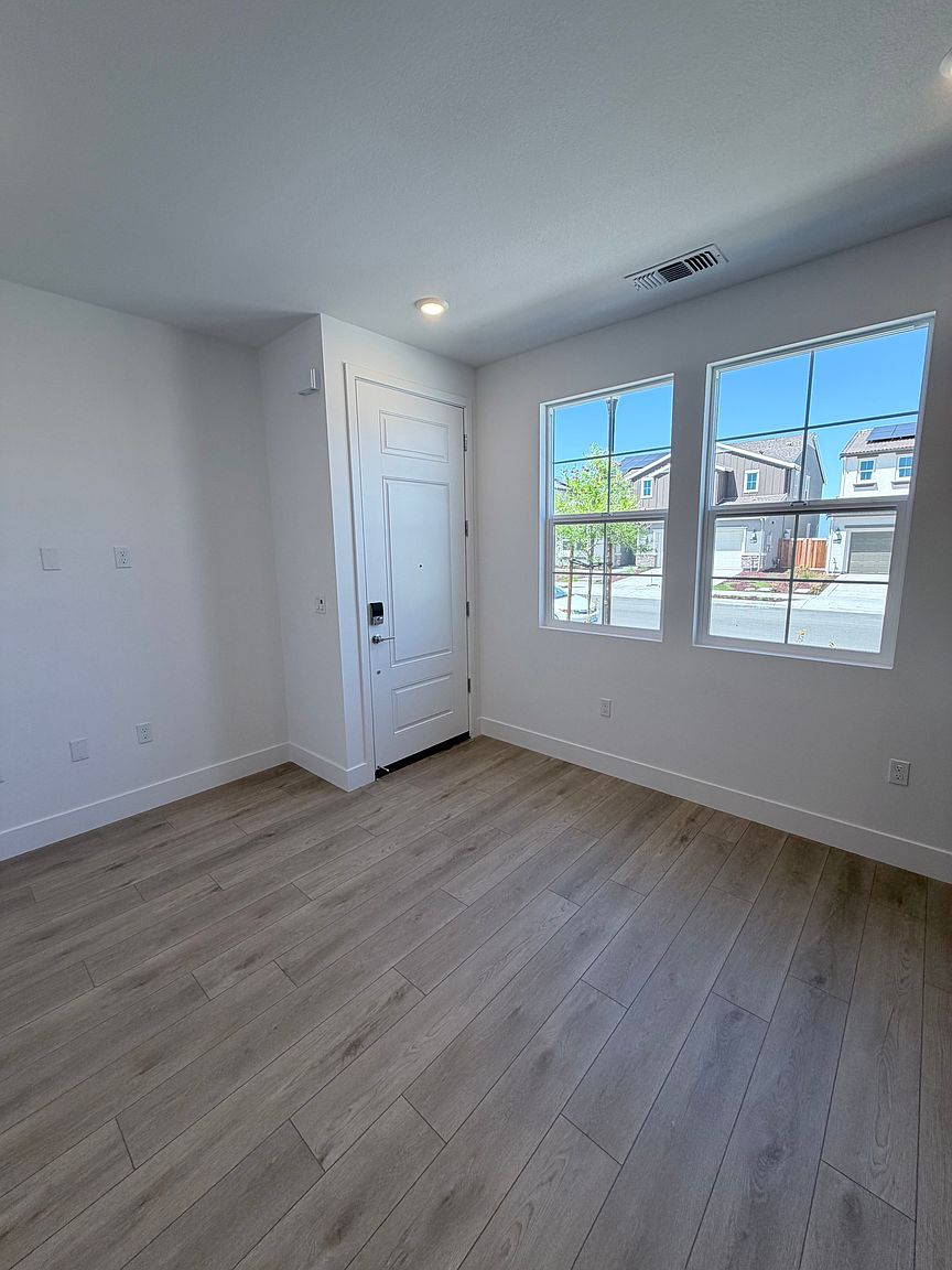 2658 Kester Way photo 4