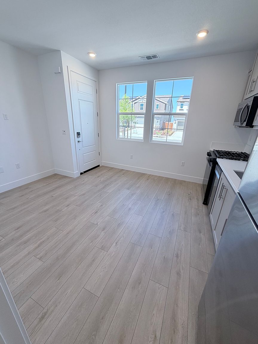 2658 Kester Way photo 3