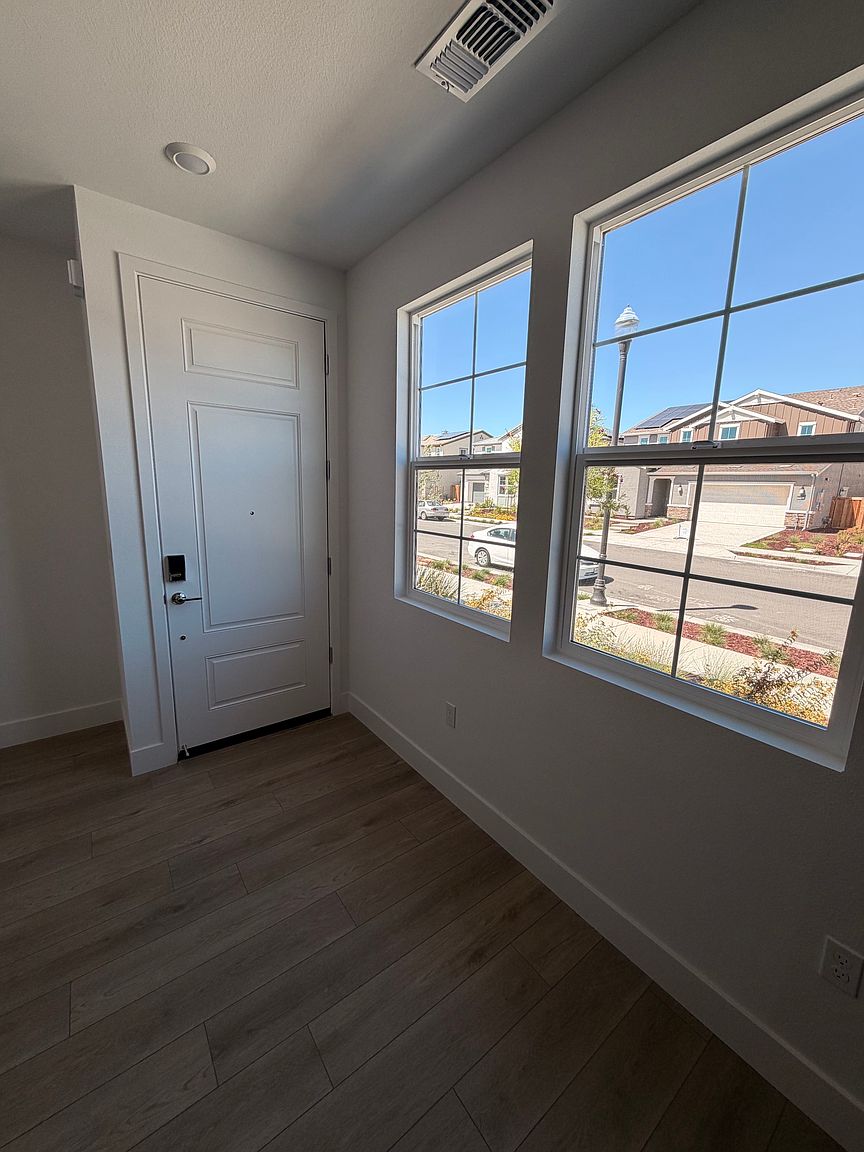 2658 Kester Way photo 2