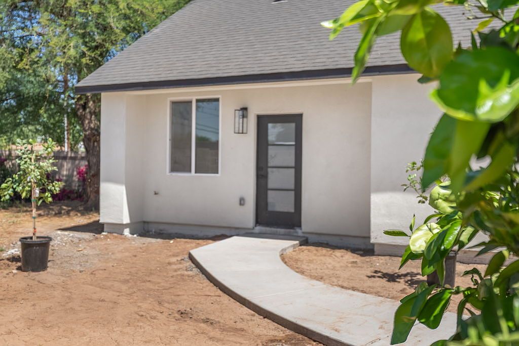 1822 E Roma Ave photo 3