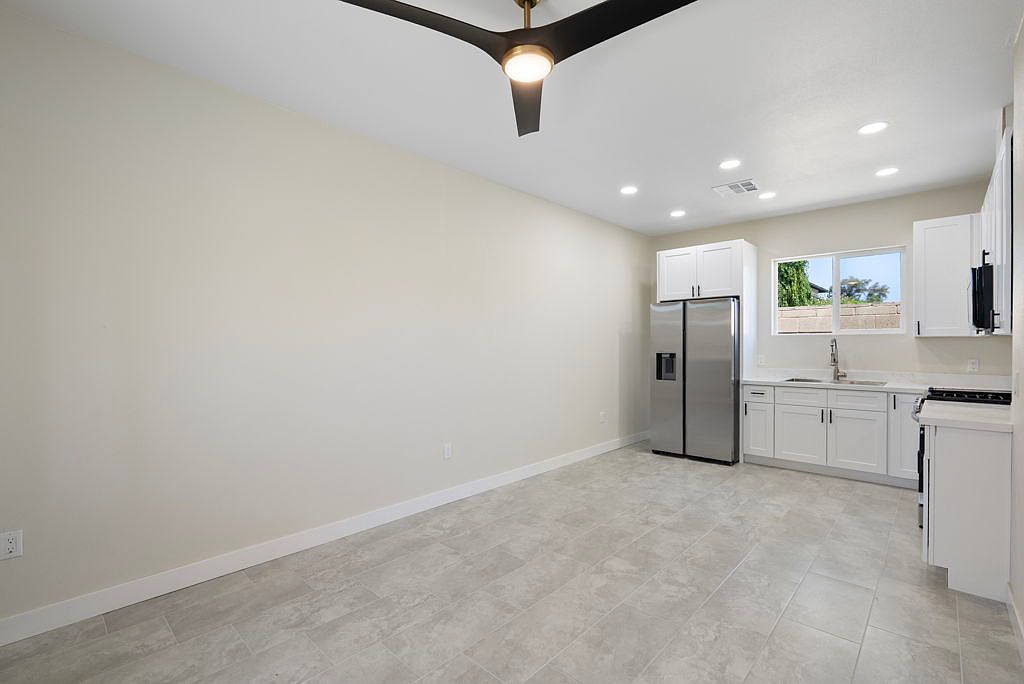 1822 E Roma Ave photo 4