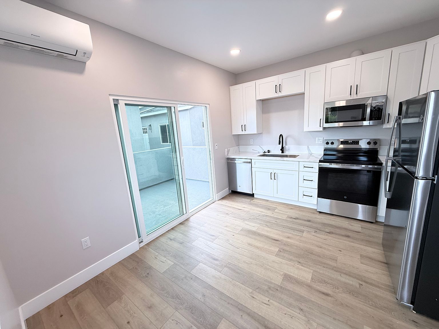 440 Denby St photo 2