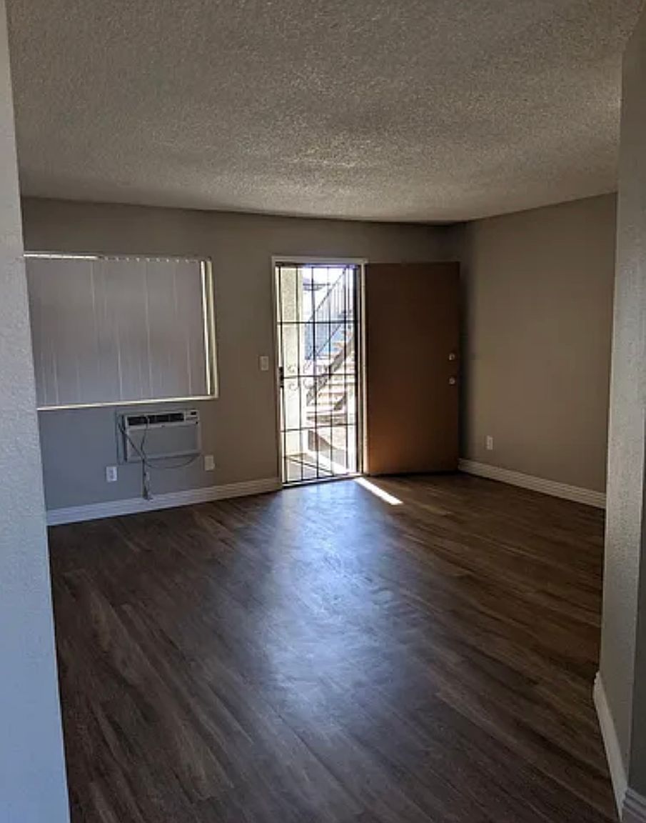 317 Zenith St photo 2