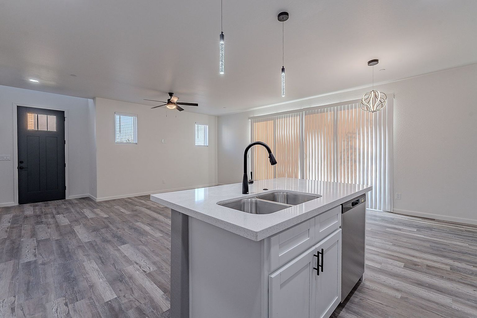 3 beds  2.5 baths (1900 sqft) photo 2