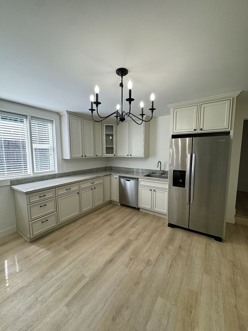 2BR/1BA Duplex on C St · Hayward photo 2