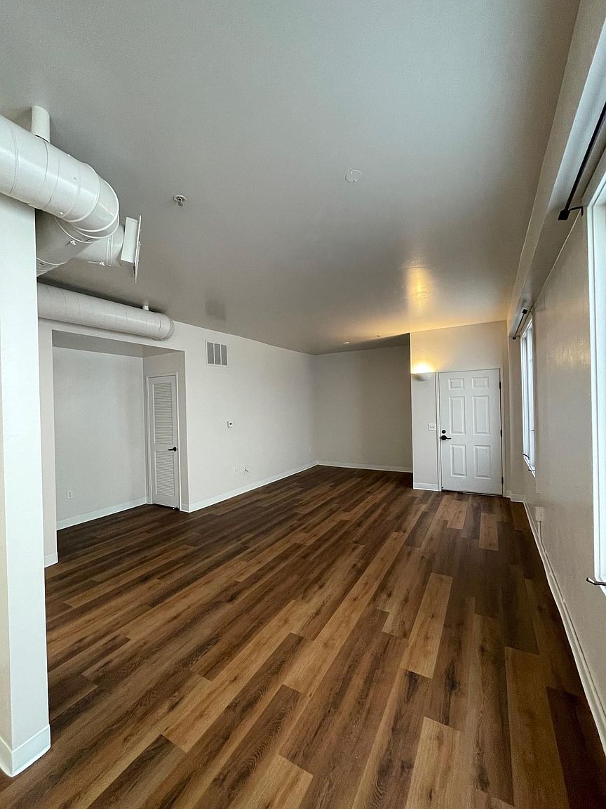 1041 6th Ave photo 4