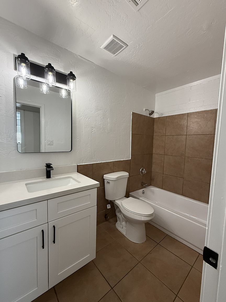 1402 E Roosevelt St photo 5
