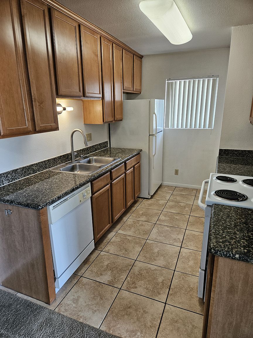 559 E Madison Ave E photo 2