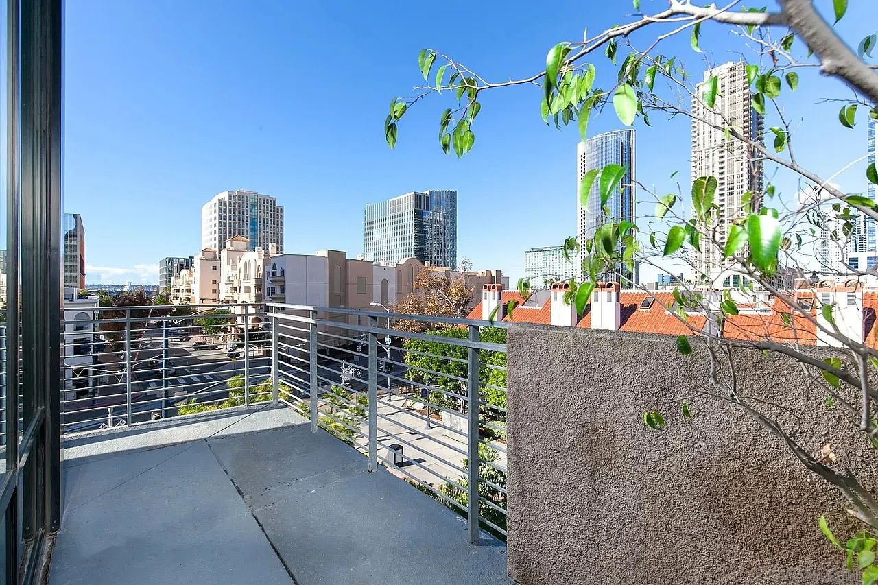 611 W G St W photo 3