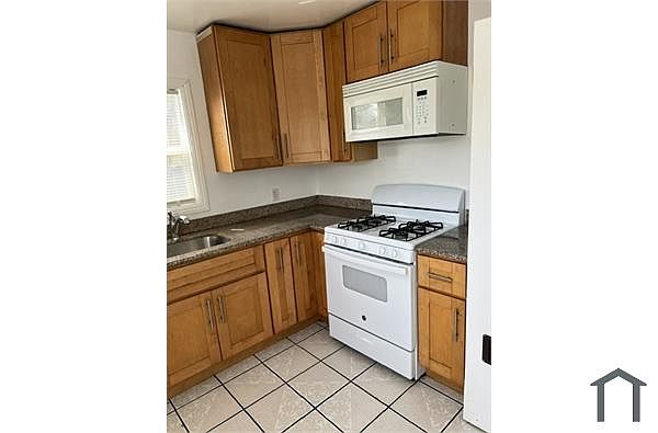 9604 B St photo 4