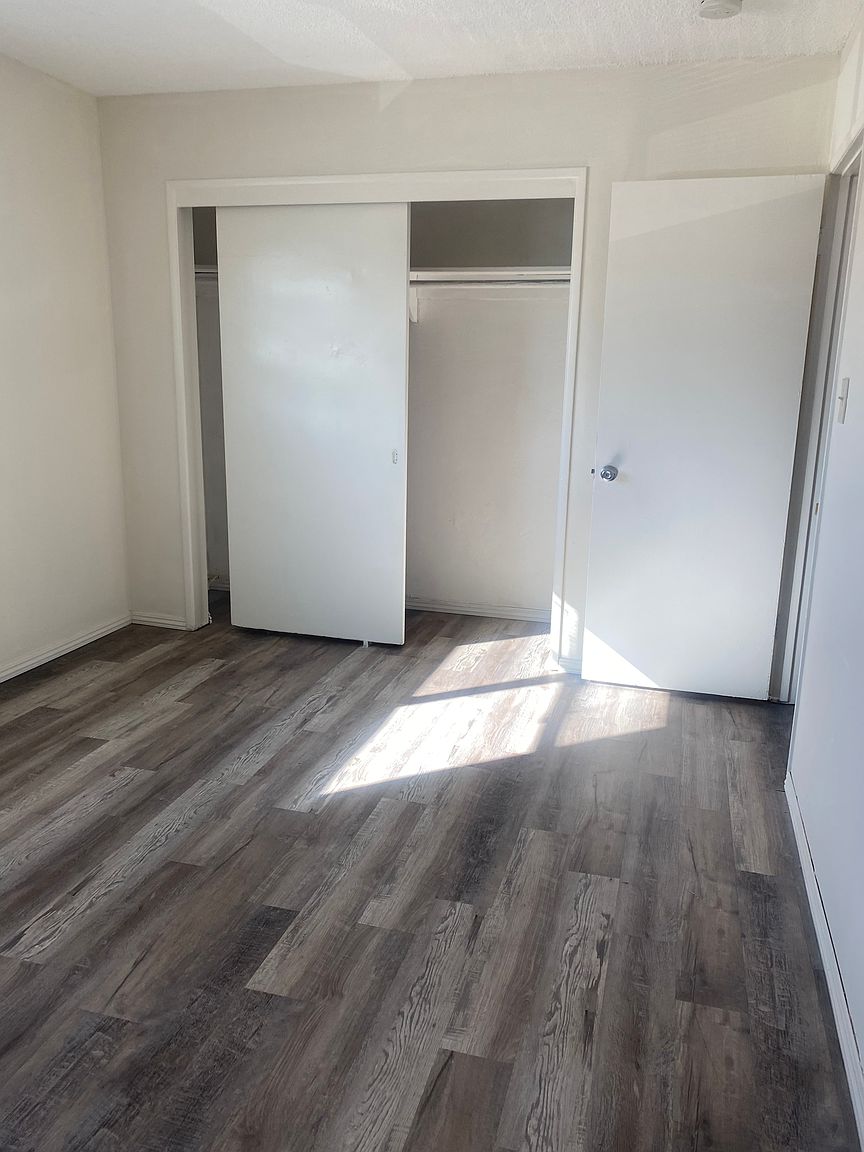 636 W Lexington Ave photo 2