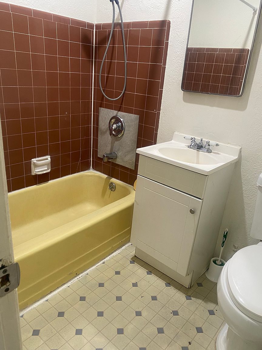 636 W Lexington Ave photo 4
