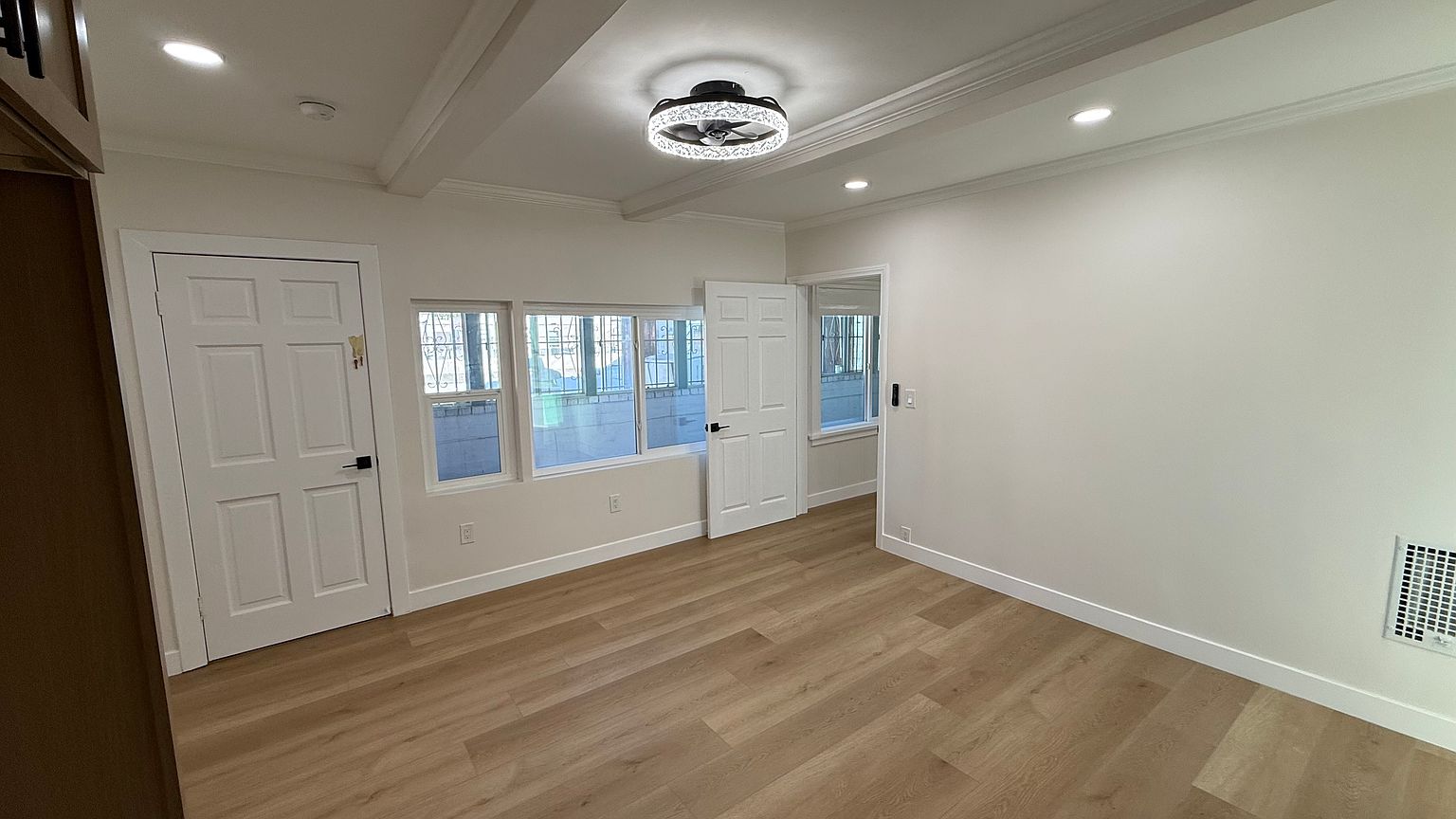 286 3rd Ave photo 4