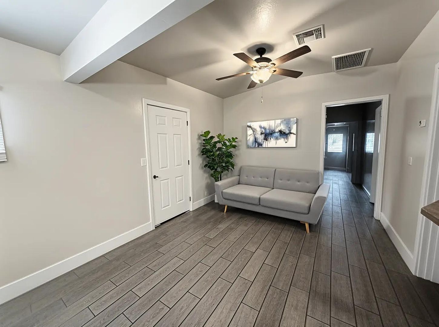 3 beds  2.0 baths (700 sqft) photo 4