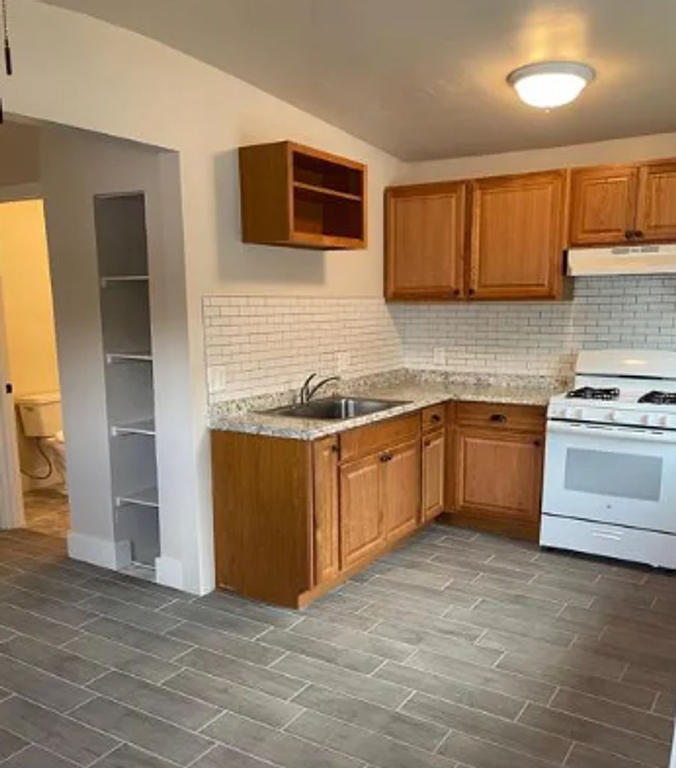 3 beds  2.0 baths (700 sqft) photo 5