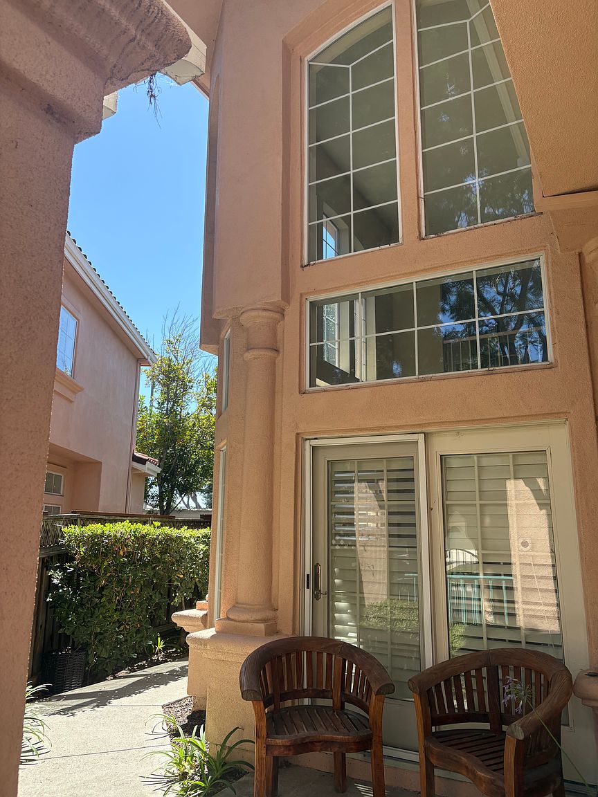 2120 Vizcaya Way photo 2