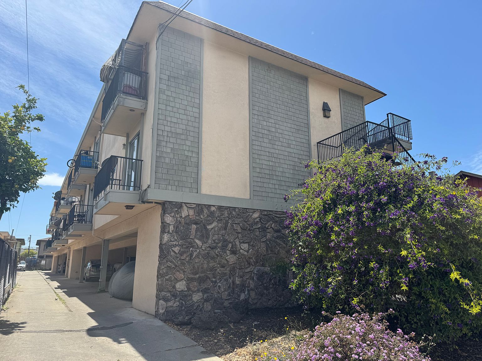2220 Lincoln Ave photo 2