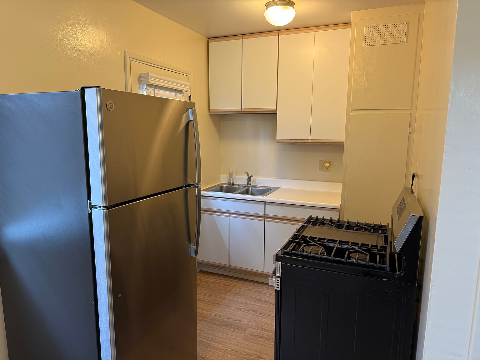 2367 Linwood St photo 4
