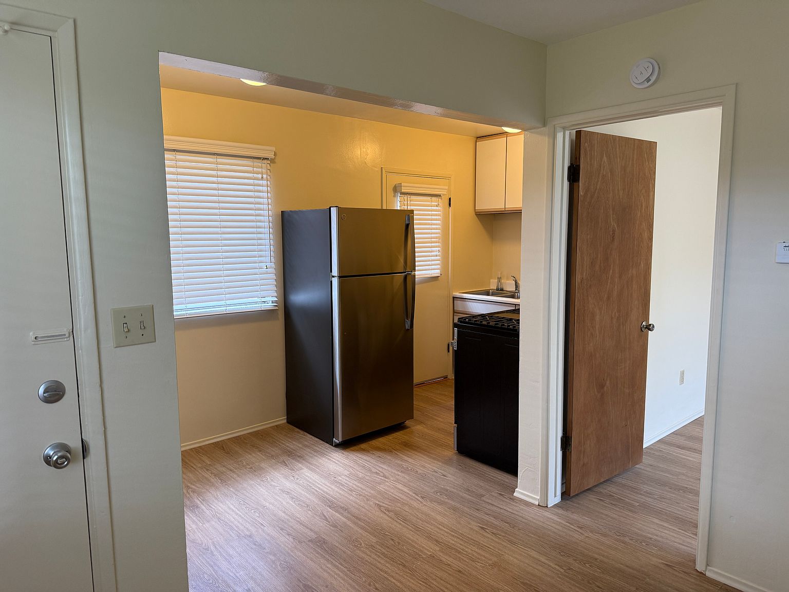 2367 Linwood St photo 5