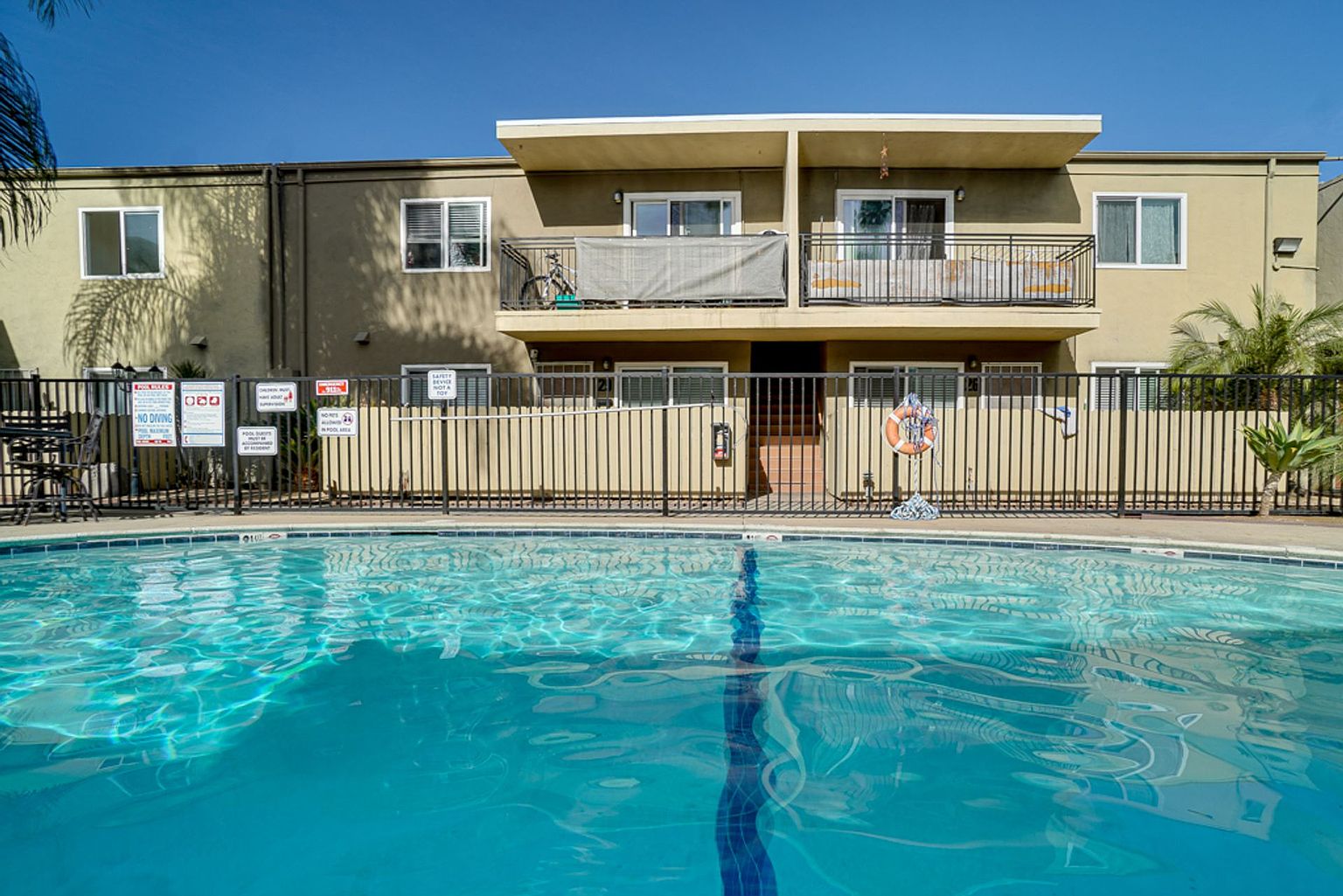 2 beds  2.0 baths (900 sqft) photo 4