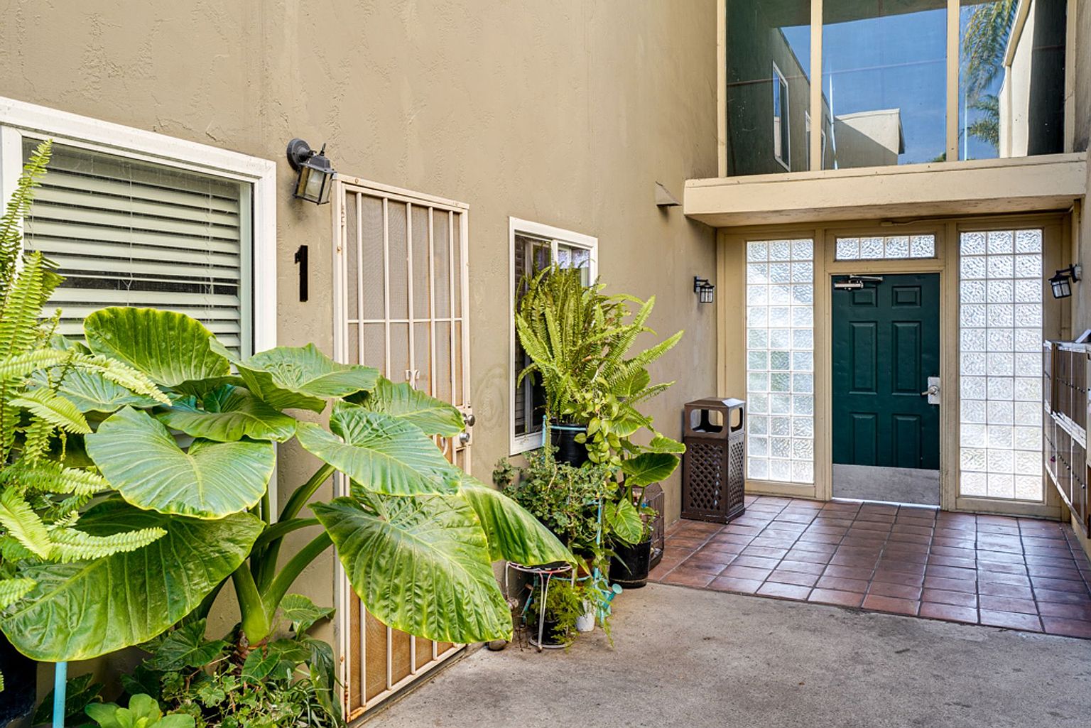 2 beds  2.0 baths (900 sqft) photo 3