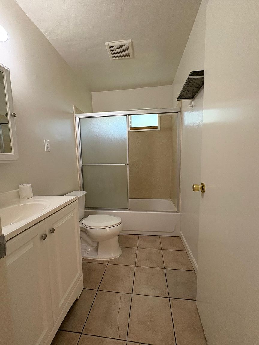 60 Lewelling Blvd photo 5