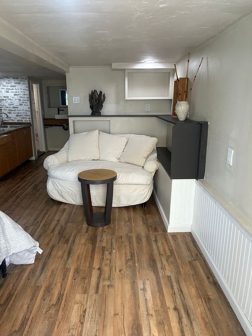 1104 Riverview Dr photo 3