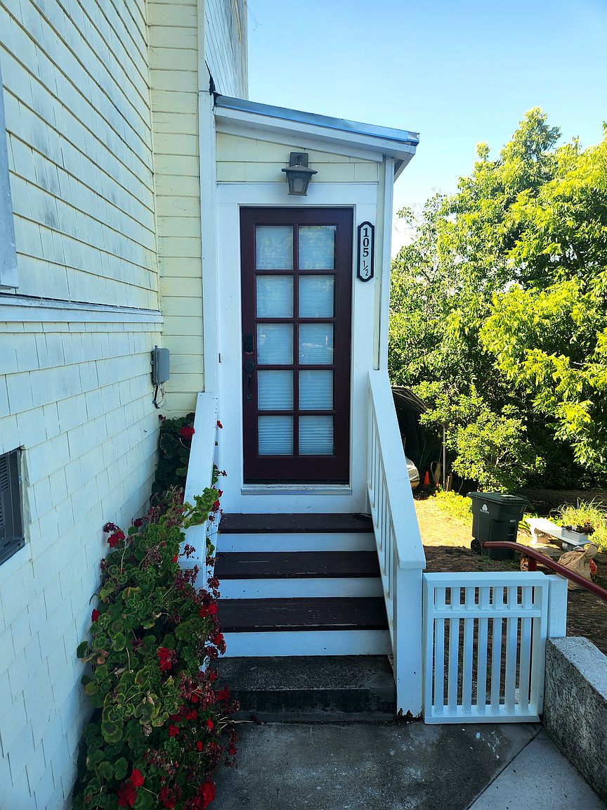 105 1/2 Kentucky St photo 2