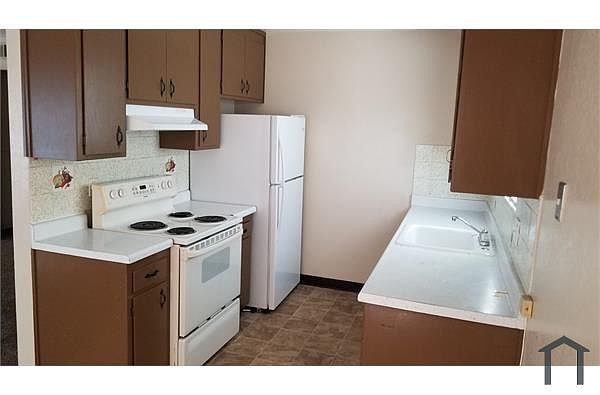 524 Fleming Ave E photo 2