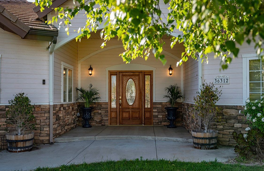 36312 Travis Ct photo 2