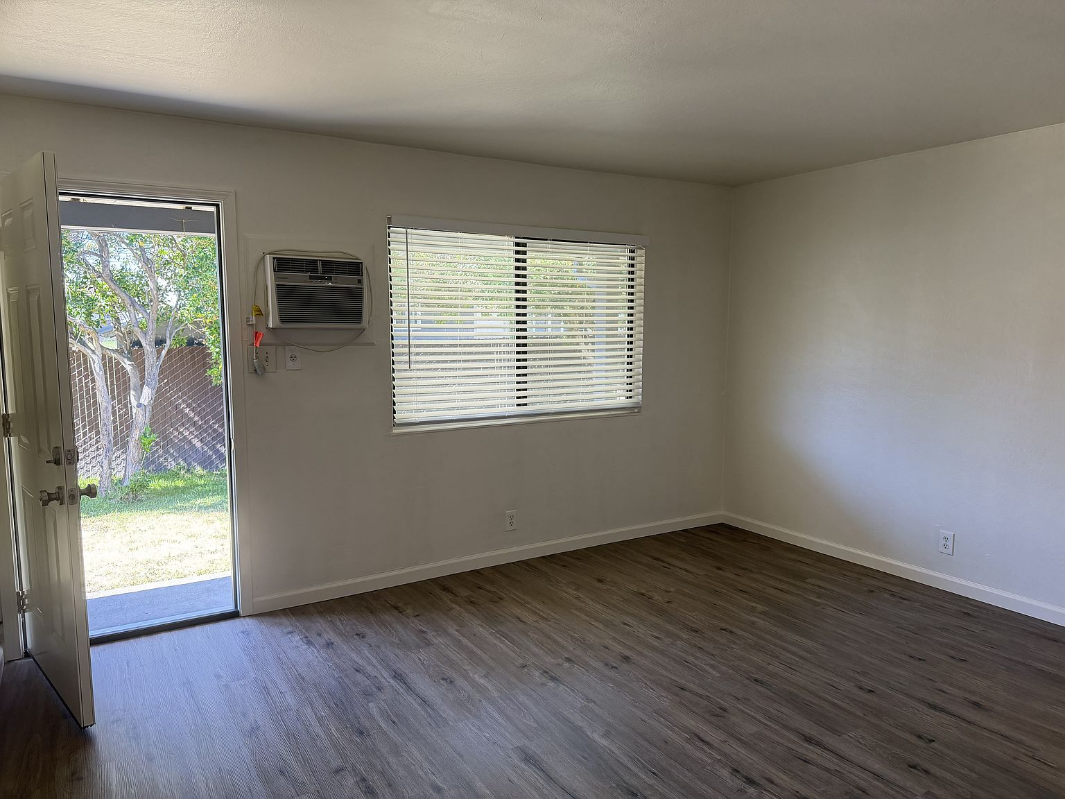 1633 Kidder Ave photo 3