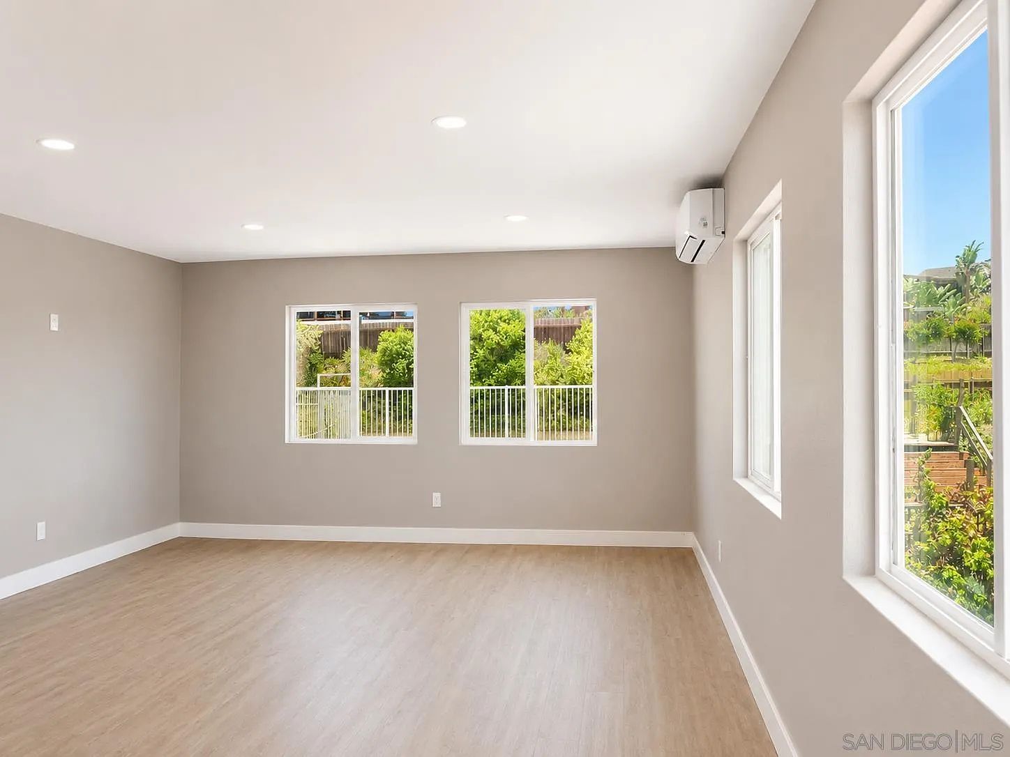 2421 Balboa Vista Dr photo 3