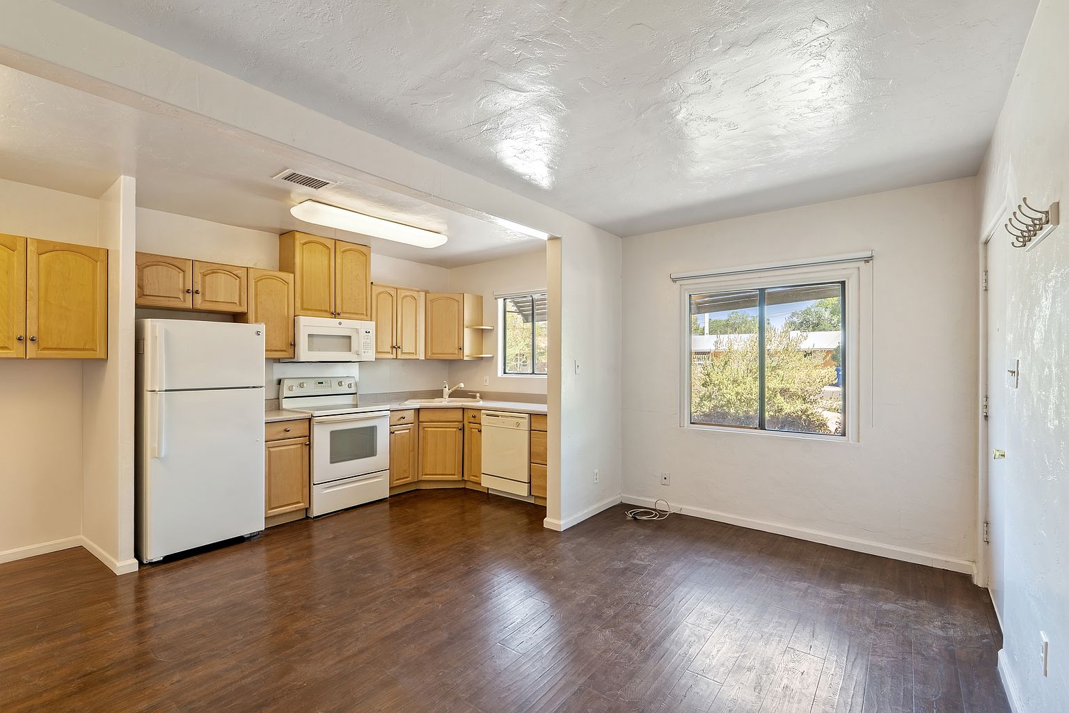 1218-1222 S Farmer Ave photo 5