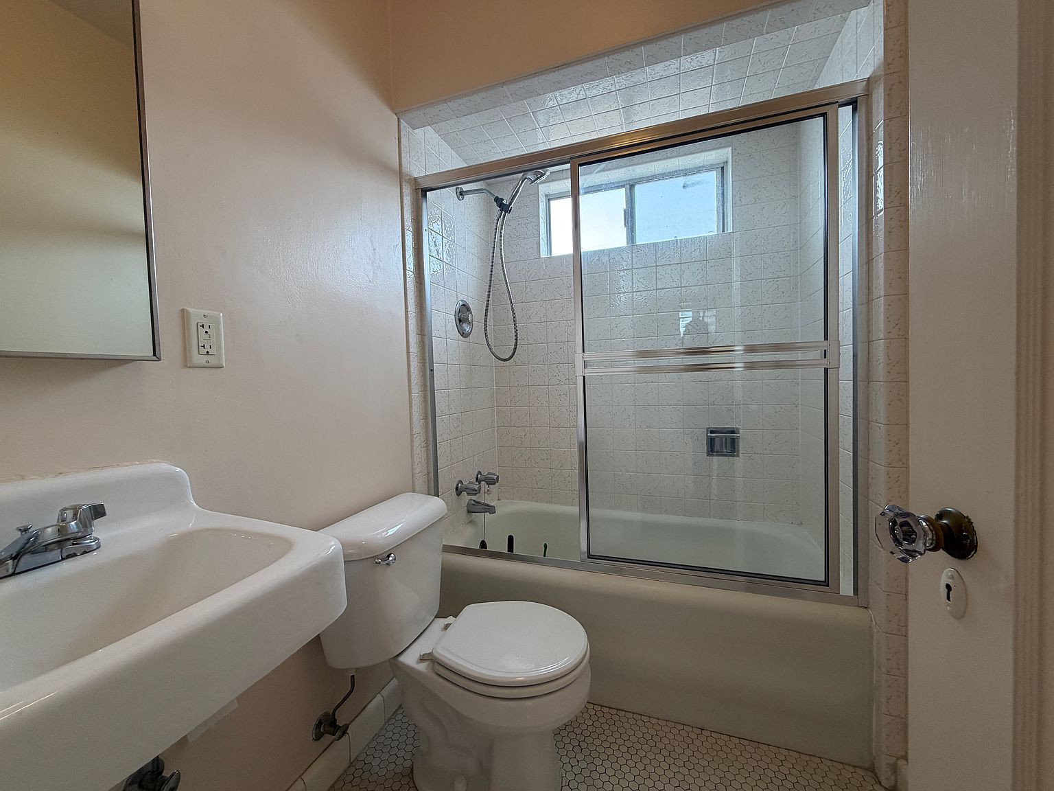 0BR/1BA Apartment on Ashby · Berkeley photo 5