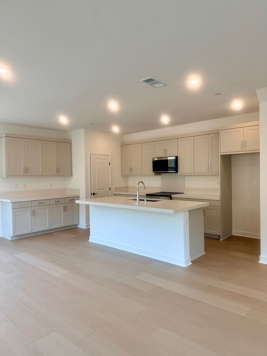 2713 Faye Dr photo 2