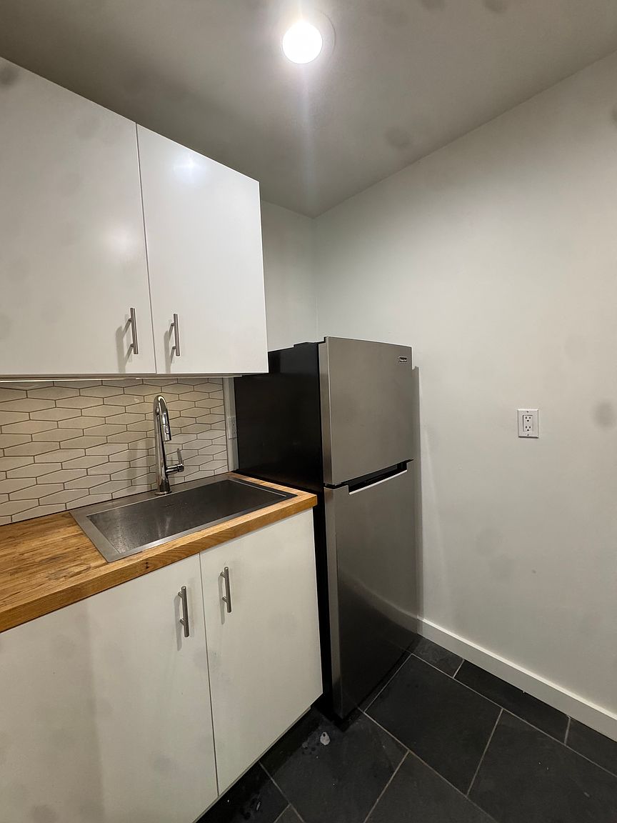 2126 S La Rosa Dr photo 2